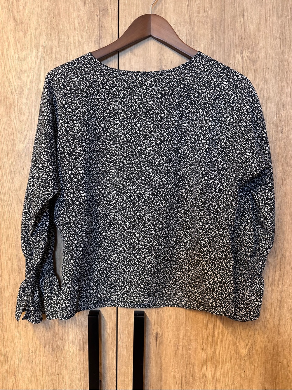 Cottagecore Uniqlo Flowy Monochrome White Micro Ditzy Floral Print XS Bell Cuffs